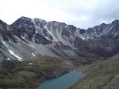  На спуске к безымянную озеру, в верховьях долины безымянного притока реки Жохой. Видны безымянные вершину, и наверняка логичный, безямыннй перевал. Предположительно 1А-1Б.